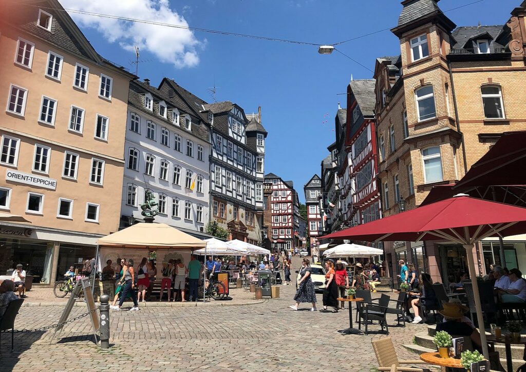 Ein toller Blick in die malerische und hügelige Innenstadt von Marburg.